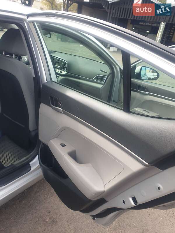 Седан Hyundai Elantra 2016 в Киеве