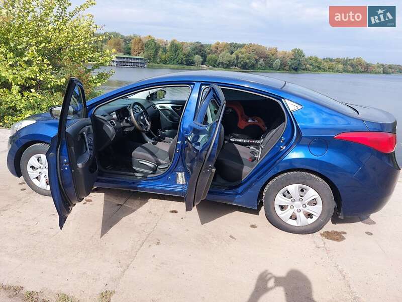 Седан Hyundai Elantra 2012 в Киеве