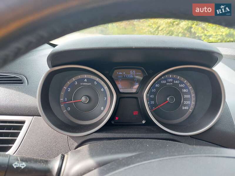 Седан Hyundai Elantra 2012 в Киеве