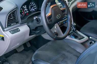 Седан Hyundai Elantra 2017 в 