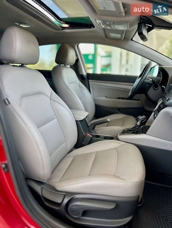 Седан Hyundai Elantra 2016 в Днепре