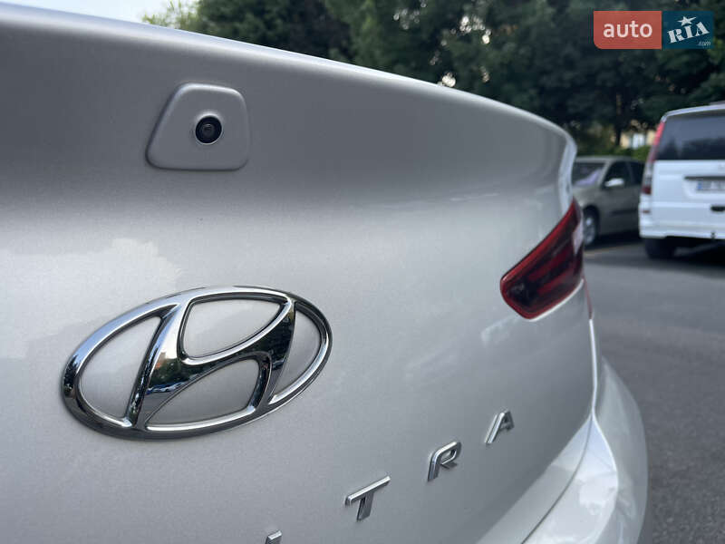 Седан Hyundai Elantra 2018 в Киеве