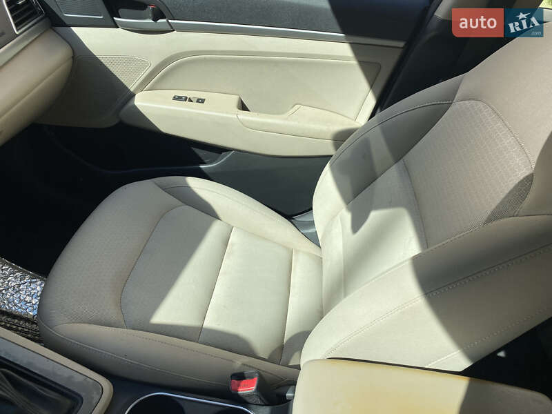 Седан Hyundai Elantra 2017 в Киеве