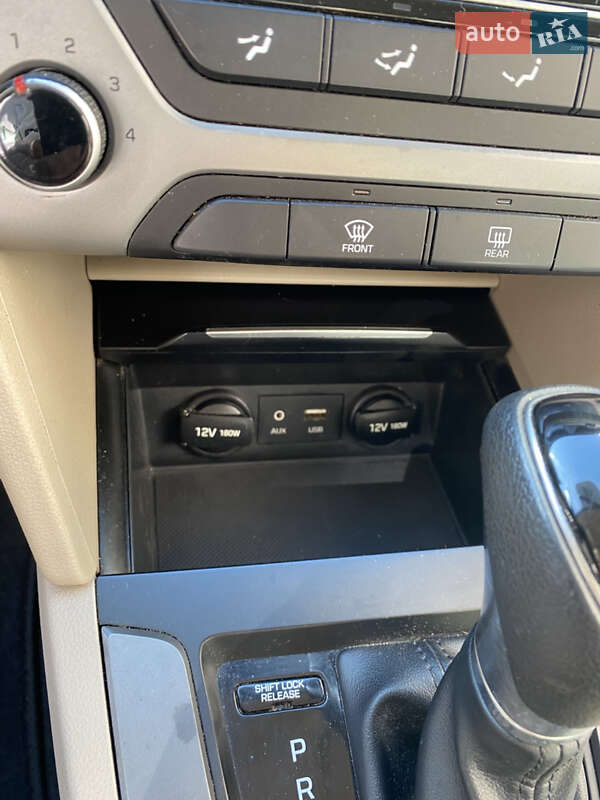 Седан Hyundai Elantra 2017 в Киеве