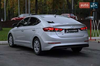Седан Hyundai Elantra 2017 в 