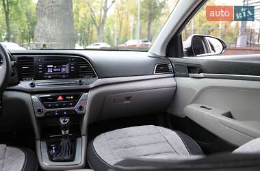 Седан Hyundai Elantra 2017 в 