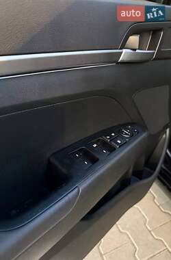 Седан Hyundai Elantra 2019 в 
