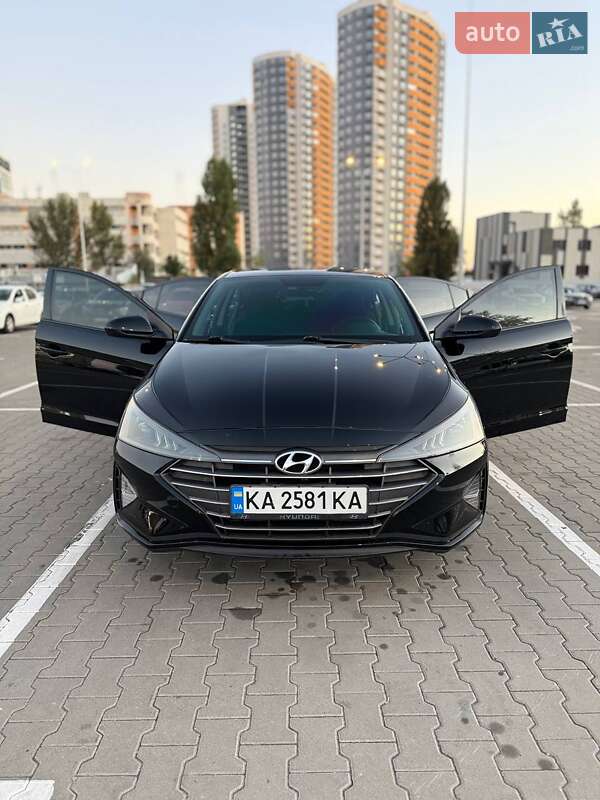 Седан Hyundai Elantra 2019 в 