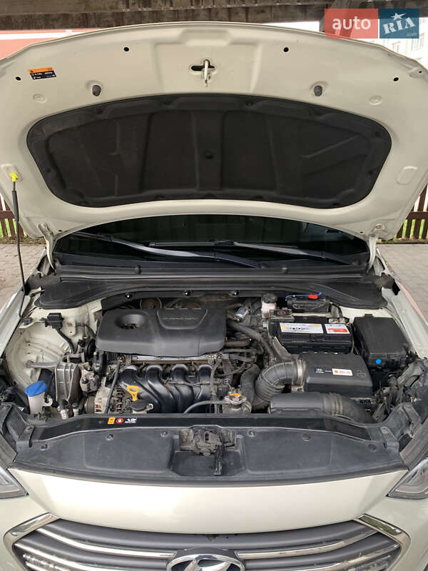 Седан Hyundai Elantra 2018 в Винниках