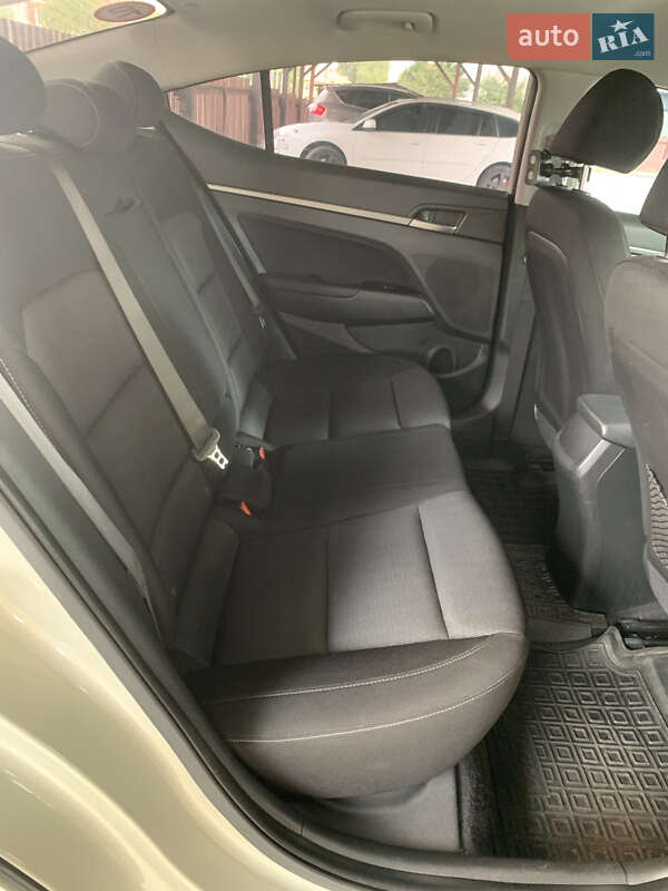 Седан Hyundai Elantra 2018 в Винниках