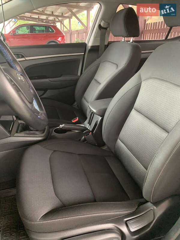 Седан Hyundai Elantra 2018 в Винниках