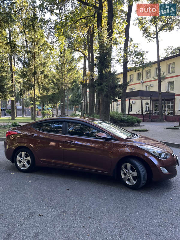 Седан Hyundai Elantra 2013 в Виннице