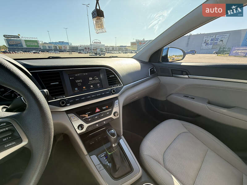 Седан Hyundai Elantra 2016 в Києві