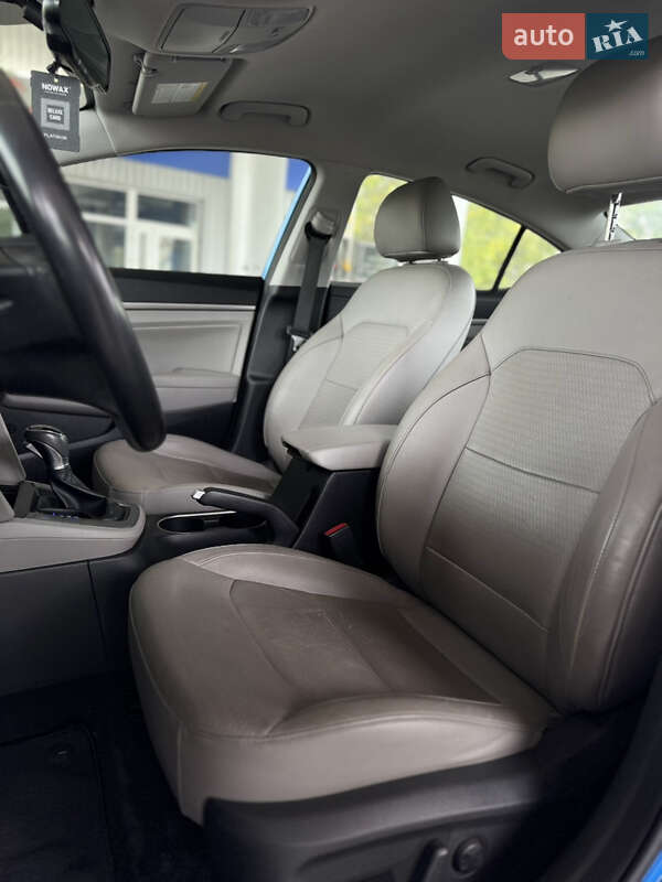 Седан Hyundai Elantra 2016 в Николаеве