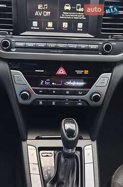 Седан Hyundai Elantra 2016 в 