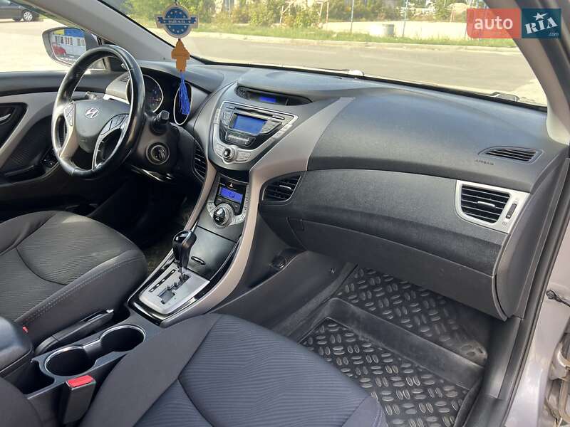 Седан Hyundai Elantra 2013 в Богуславе