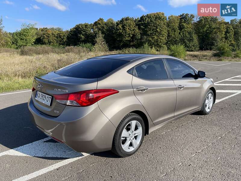 Седан Hyundai Elantra 2012 в 
