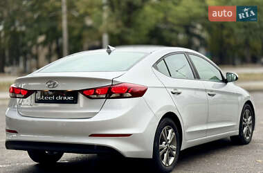 Седан Hyundai Elantra 2017 в 