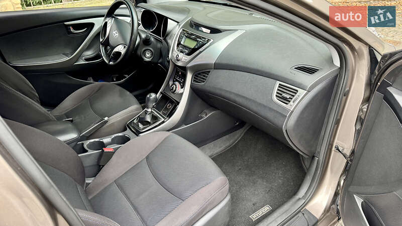 Седан Hyundai Elantra 2013 в Чернівцях