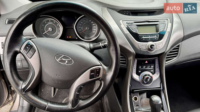 Седан Hyundai Elantra 2013 в Чернівцях