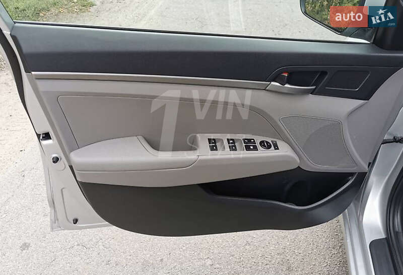 Седан Hyundai Elantra 2018 в Киеве