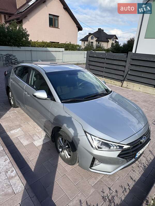 Седан Hyundai Elantra 2019 в Львові