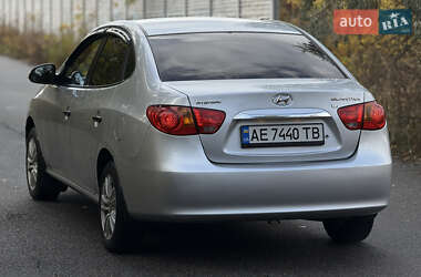 Седан Hyundai Elantra 2010 в  фото 5 Седан Hyundai Elantra 2010 в