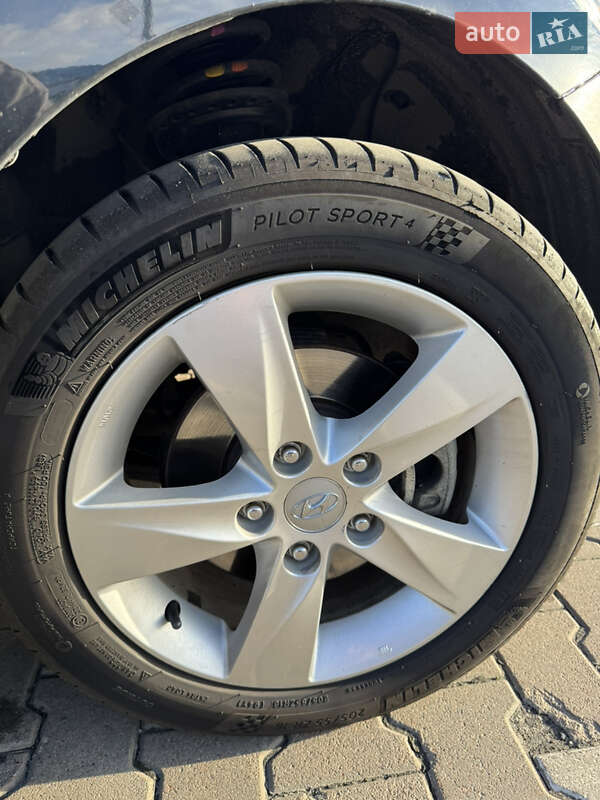 Седан Hyundai Elantra 2013 в Києві