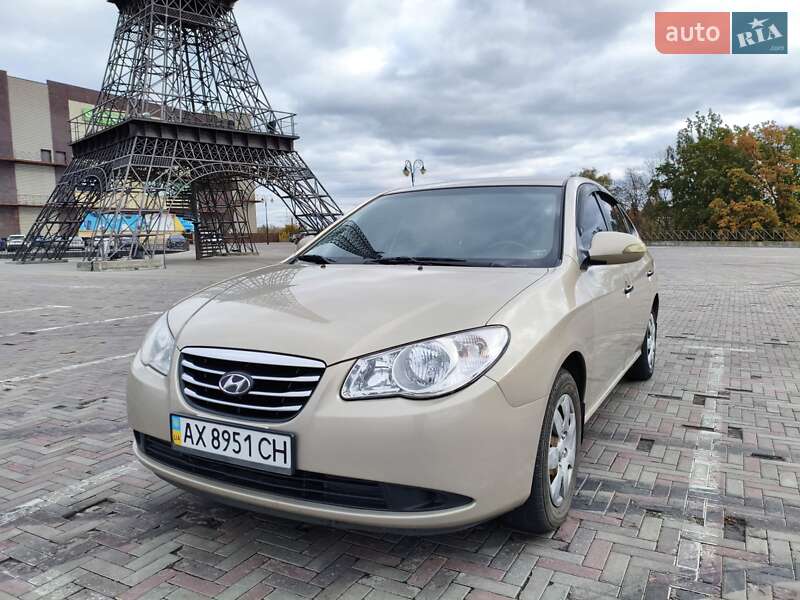 Седан Hyundai Elantra 2010 в 