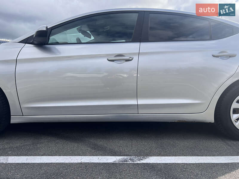 Седан Hyundai Elantra 2016 в Киеве