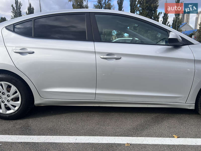 Седан Hyundai Elantra 2016 в Киеве