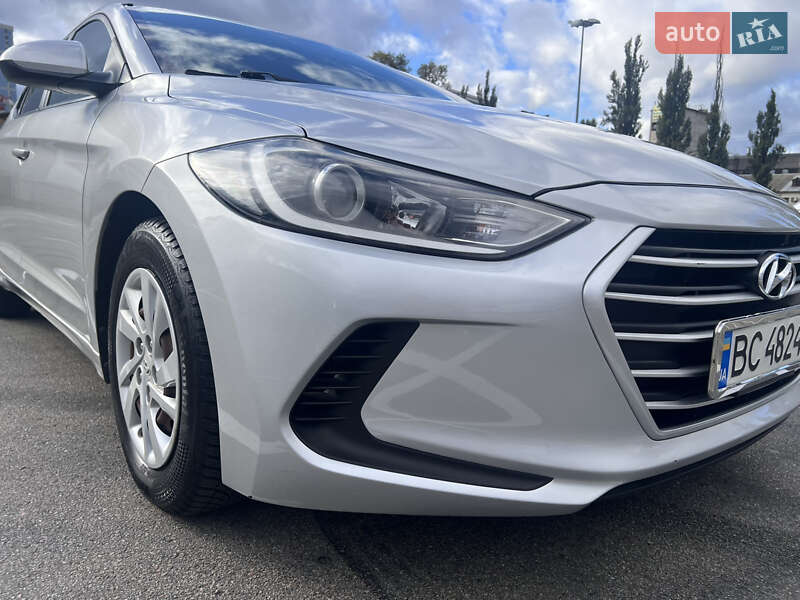 Седан Hyundai Elantra 2016 в Киеве