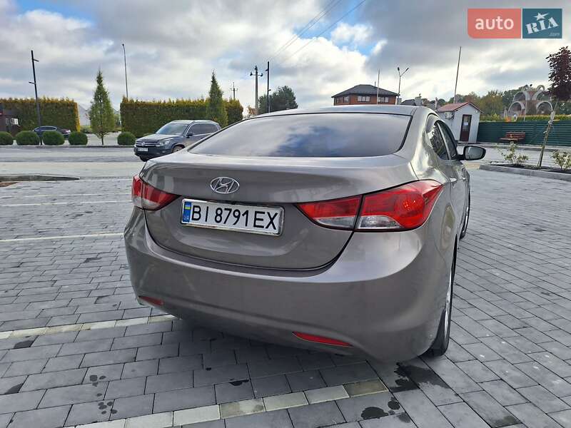 Седан Hyundai Elantra 2012 в Городку