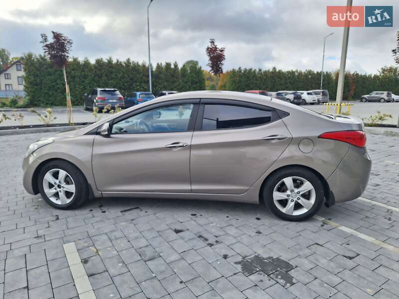 Седан Hyundai Elantra 2012 в Городку