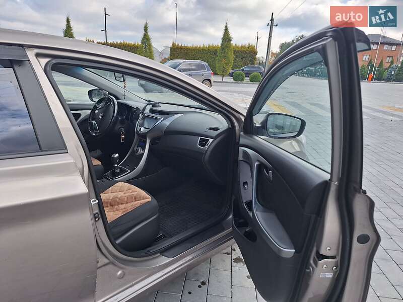 Седан Hyundai Elantra 2012 в Городку