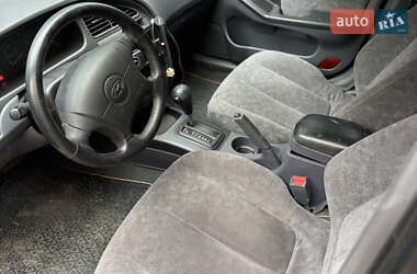 Седан Hyundai Elantra 2001 в 