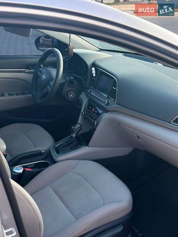 Седан Hyundai Elantra 2016 в Києві