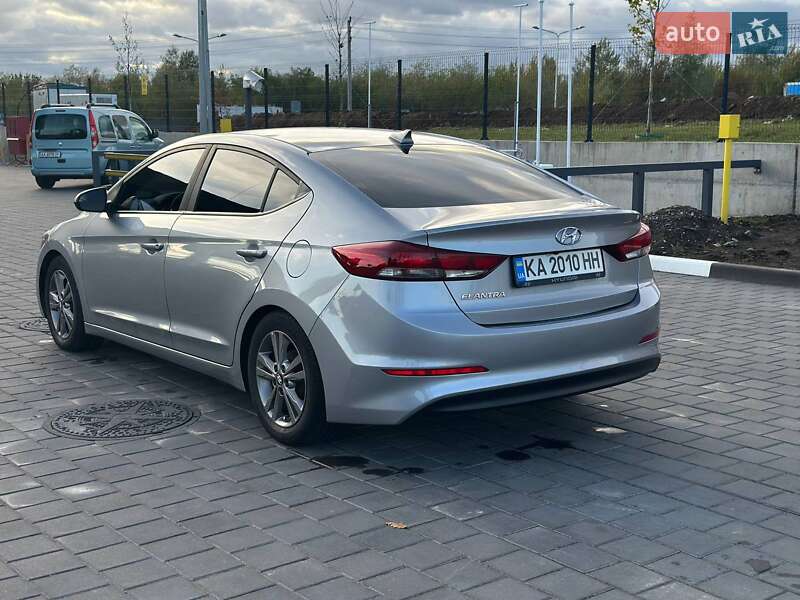 Седан Hyundai Elantra 2016 в Києві