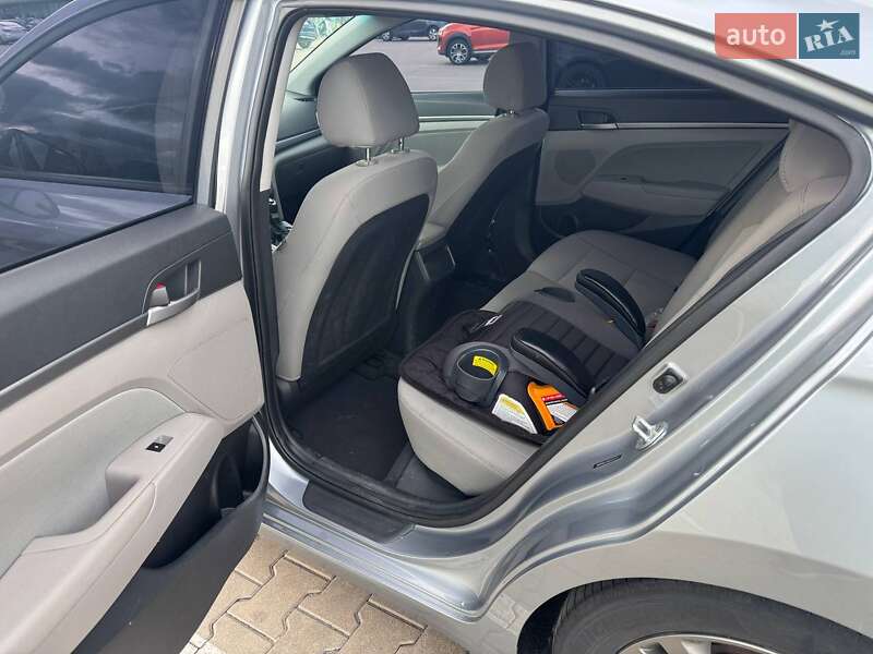 Седан Hyundai Elantra 2016 в Києві