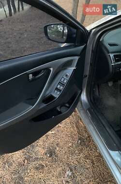 Седан Hyundai Elantra 2012 в  фото 3 Седан Hyundai Elantra 2012 в