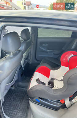 Хэтчбек Hyundai Elantra 2004 в 