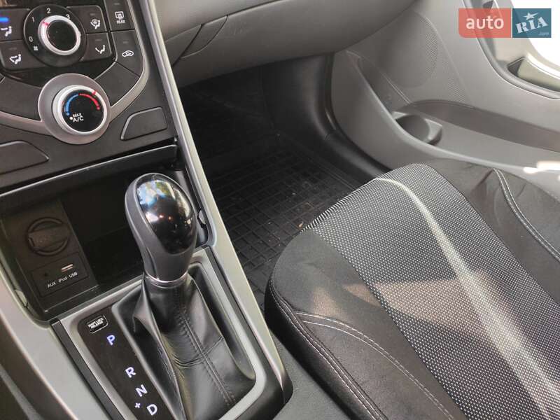 Седан Hyundai Elantra 2015 в Киеве