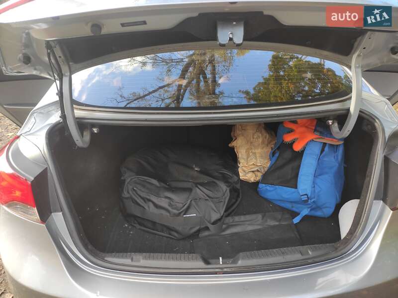 Седан Hyundai Elantra 2015 в Киеве