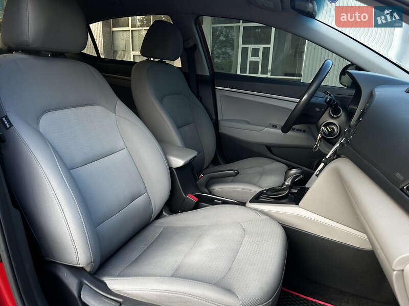 Седан Hyundai Elantra 2017 в Николаеве