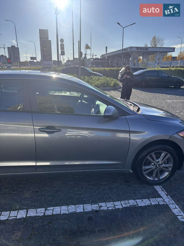 Седан Hyundai Elantra 2016 в Киеве