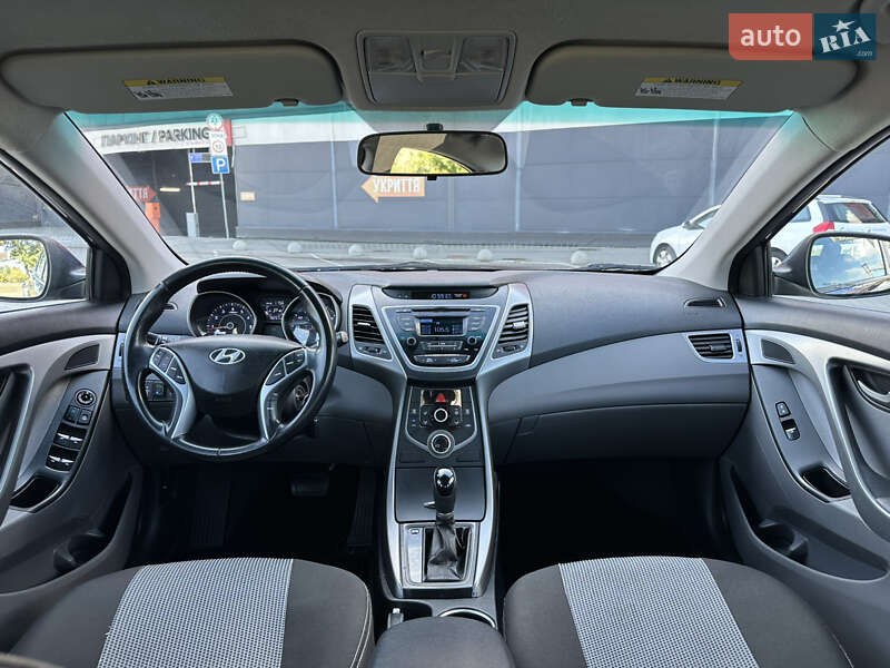 Седан Hyundai Elantra 2015 в Киеве