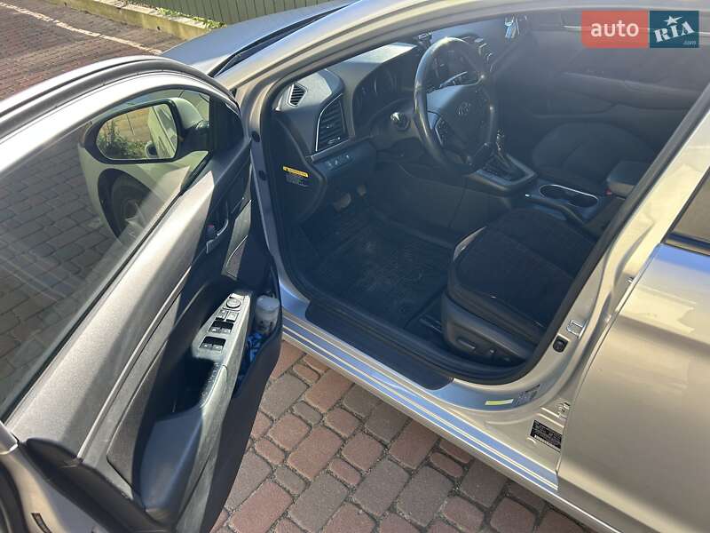 Седан Hyundai Elantra 2016 в Киеве