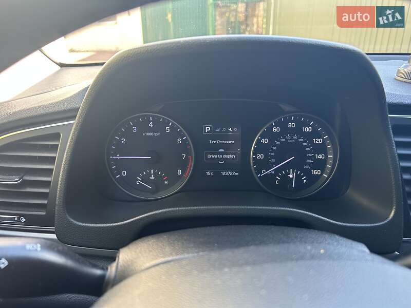 Седан Hyundai Elantra 2016 в Киеве