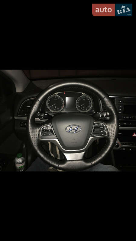 Седан Hyundai Elantra 2018 в Киеве
