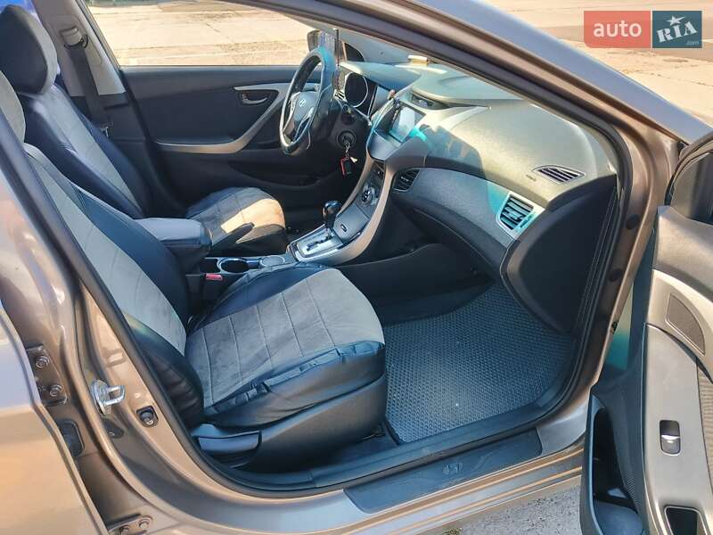 Седан Hyundai Elantra 2012 в Киеве